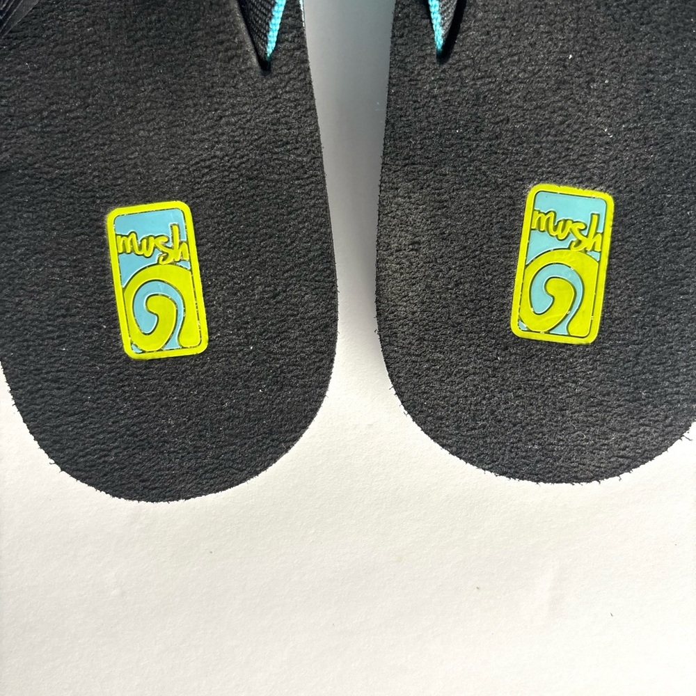 Teva Blue Striped Flip Flops. Size 8 - Picture 6 of 8